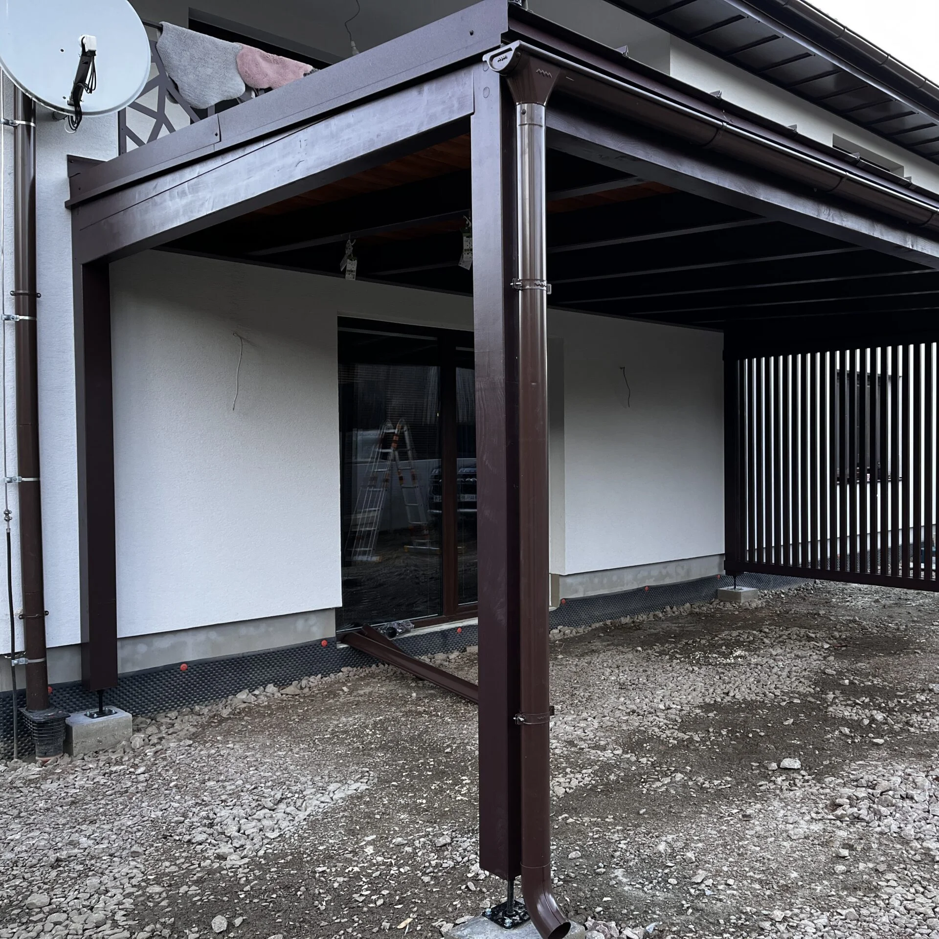 Moderná drevená pergola