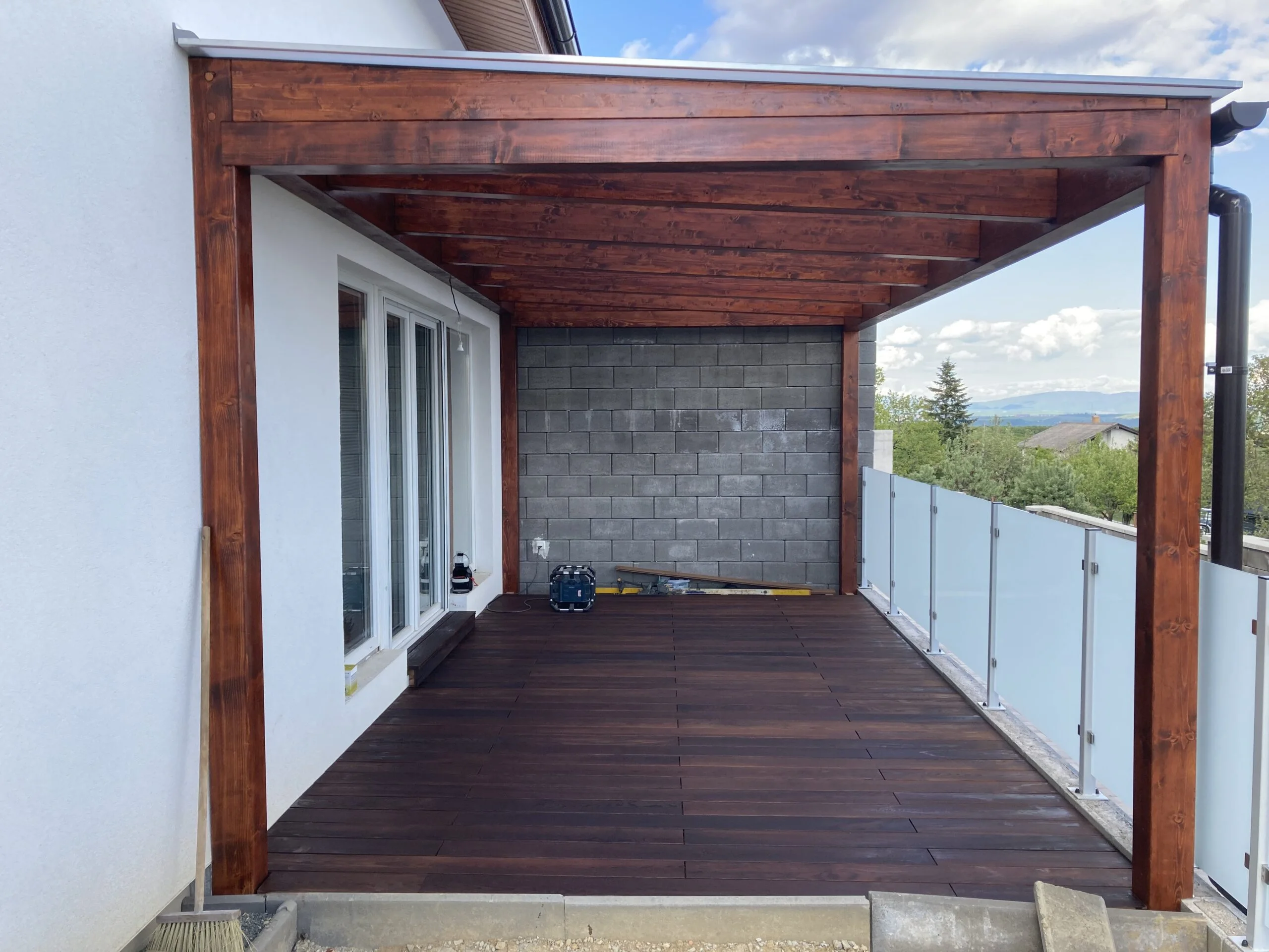 Drevená pergola s remeselným spracovaním