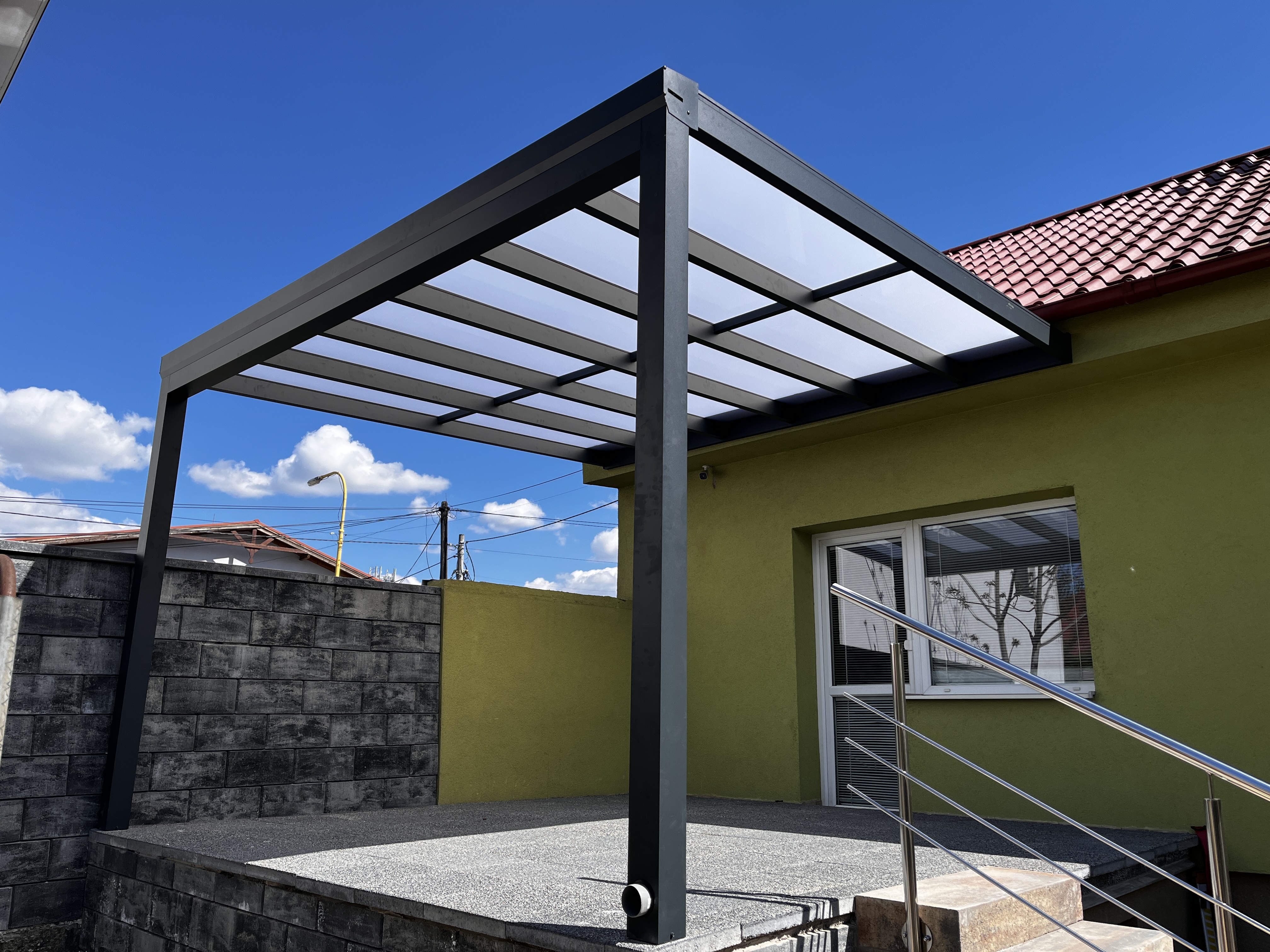 Hliníková pergola s polykarbonátom — realizácia Teravio
